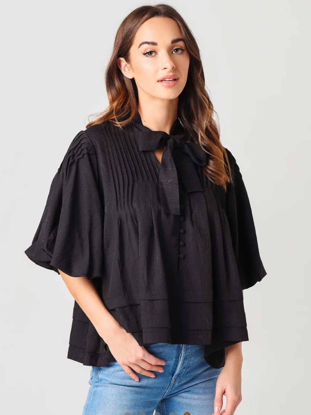 Hunter Bell Blouse Medium Black Jacquard Tie Neck Pleated Button V-Neck Flutter